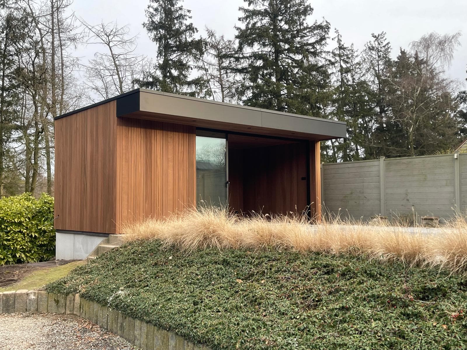 Luxueuze poolhouse met loungehoek