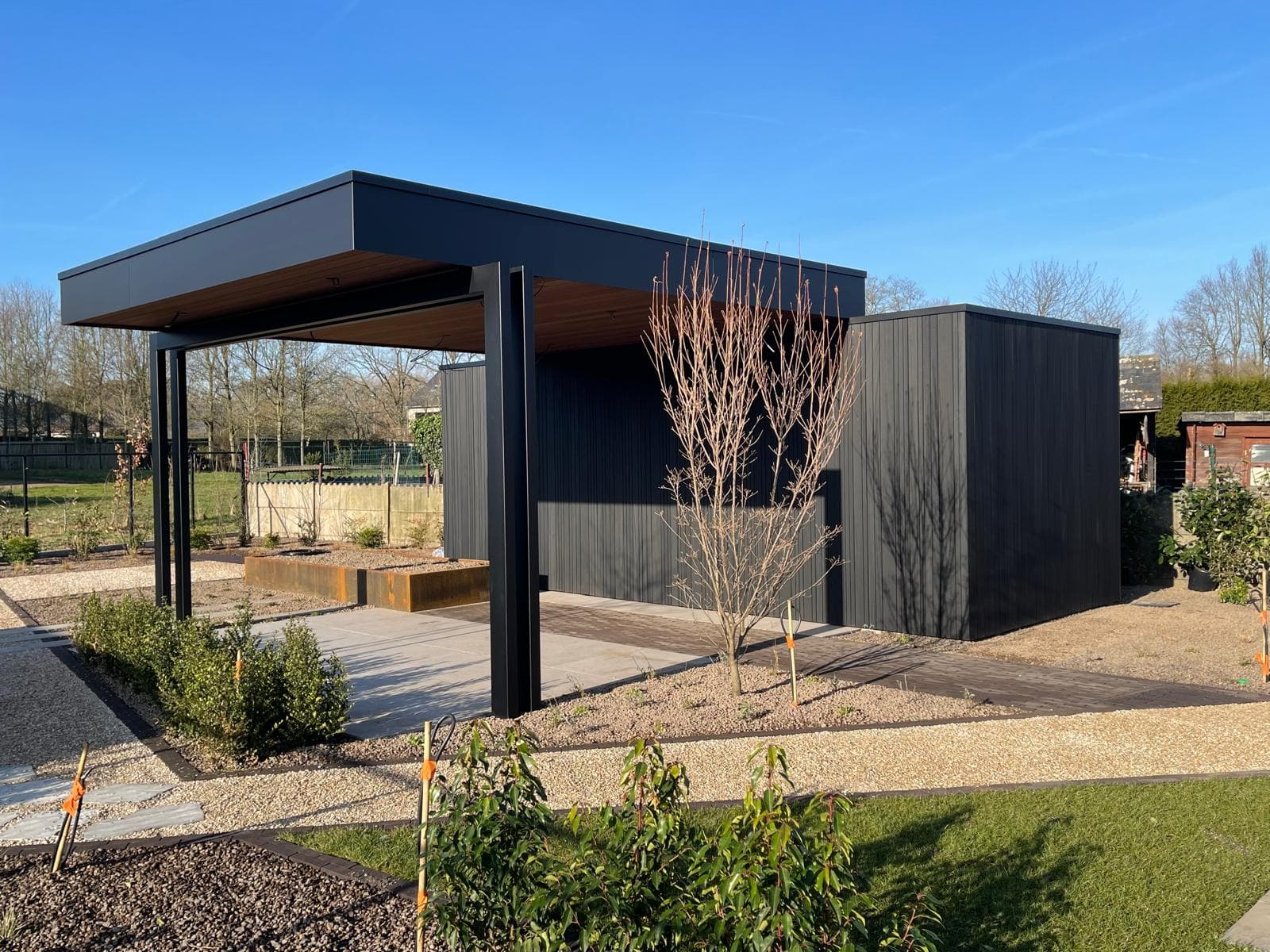 Overkapping met geïntegreerde tuinberging